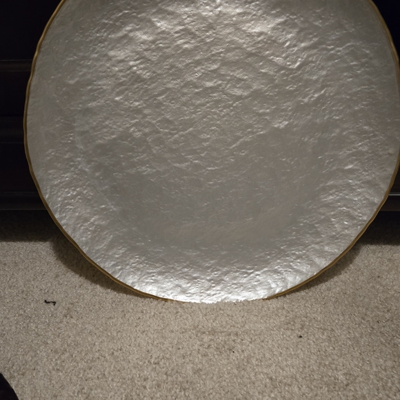 Elegant Metallic Plates with Gold Rim - Picture 3 of 5